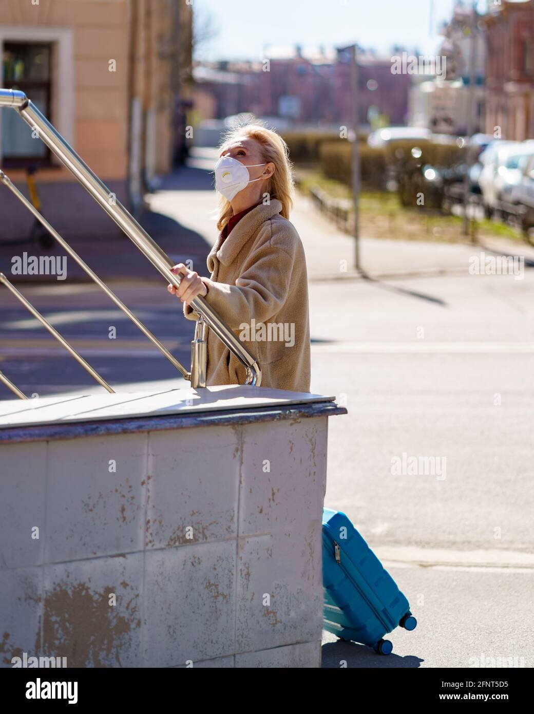 Elderly woman with respirator hi-res stock photography and images - Alamy