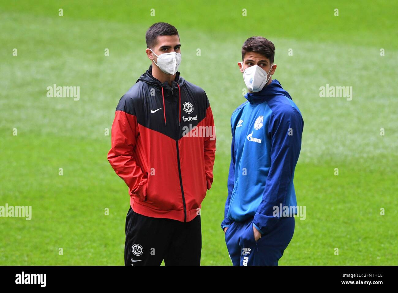 left to right Andre SILVA (F), Goncalo PACIENCIA (GE) before the game, Soccer 1. Bundesliga, 33rd matchday, FC Schalke 04 (GE) - Eintracht Frankfurt (F) 4: 3, on May 15, 2021 in Gelsenkirchen/Germany. # DFL regulations prohibit any use of photographs as image sequences and/or quasi-video ¬ Stock Photo