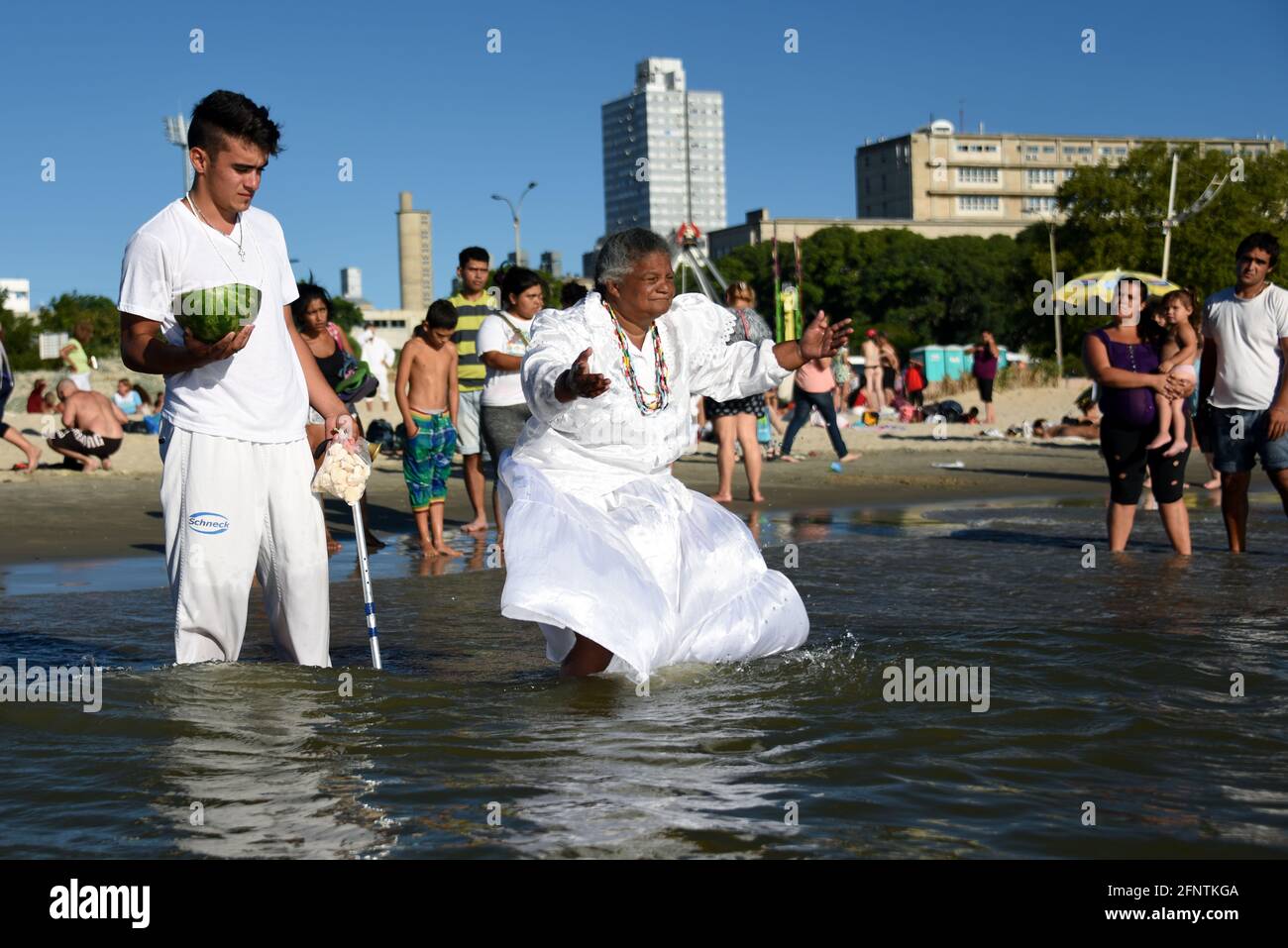 Celebración de la diosa Jemanja en una playa de Montevideo, Uruguay Stock Photo