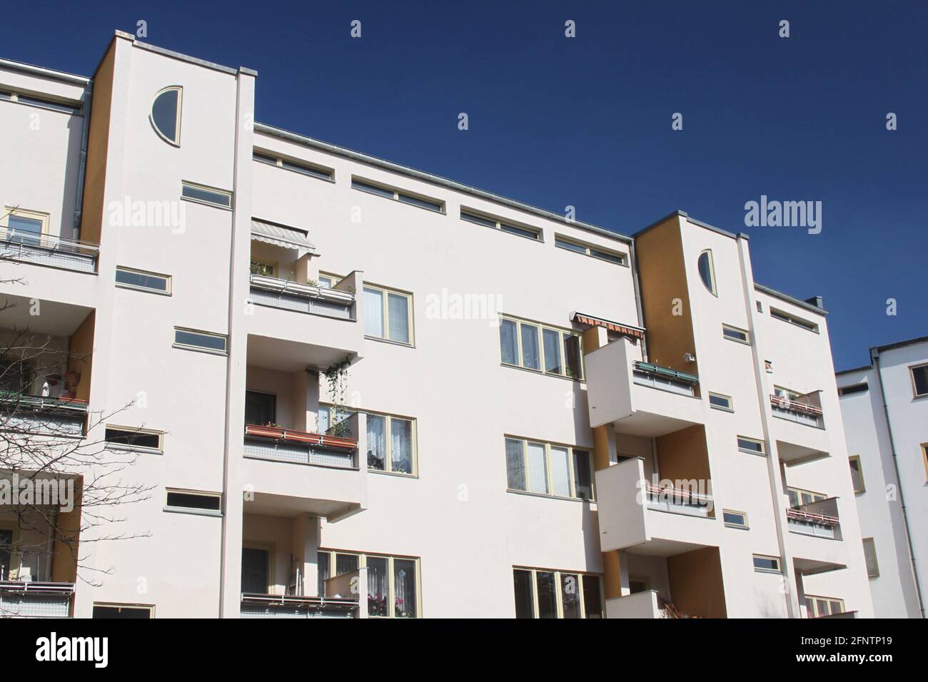 Housing designed by Bauhaus architect Hans Scharoun on the Siemensstadt estate in the western suburbs of Berlin Stock Photo