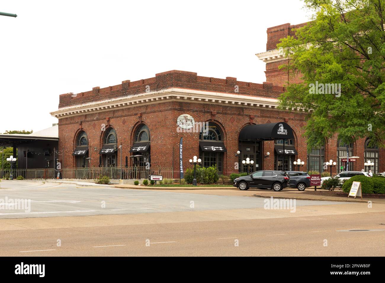 CHATTANOOGA, TN, USA-8 MAY 2021: Nic & Norman's Restaurant, in one wing of the Chattanooga Choo Choo hotel.  Building and parking lot.  Copy space. Stock Photo