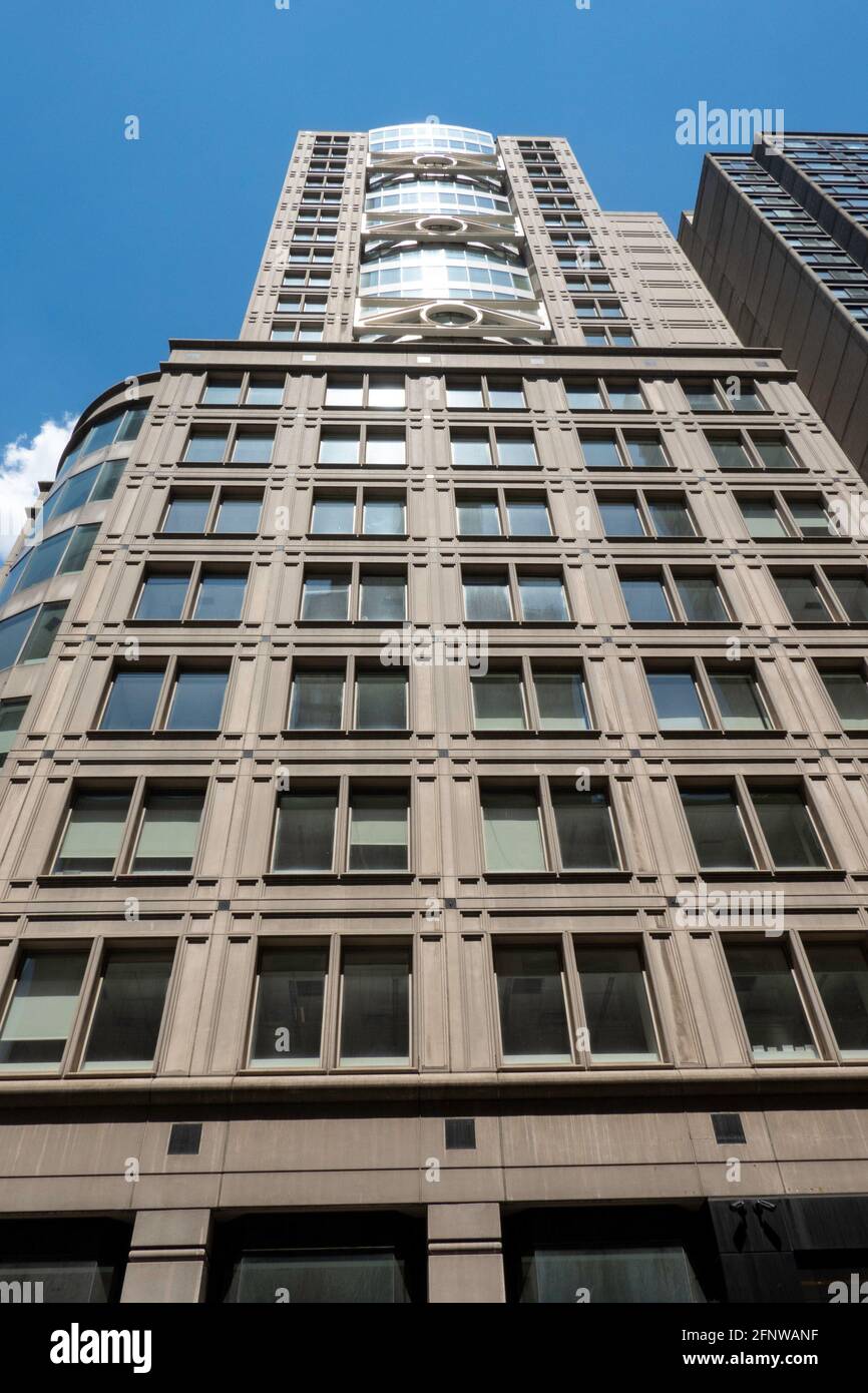 Upward view of the skyscraper 461 Fifth Avenue in Midtown Manhattan, New York City, USA Stock Photo
