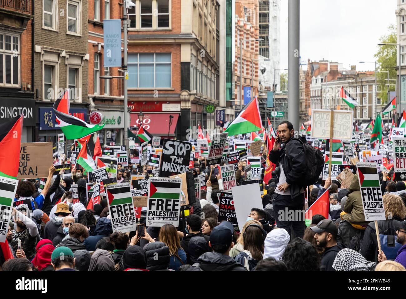 Large crowd of protesters with flags and placards, 'Free Palestine' solidarity protest, London, 15 May 2021 Stock Photo