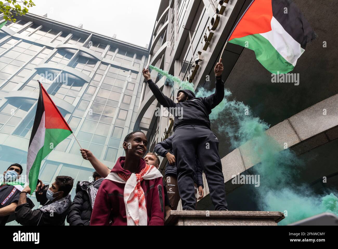Protesters with smoke bombs and Palestinian flags, 'Free Palestine' solidarity protest, London, 15 May 2021 Stock Photo