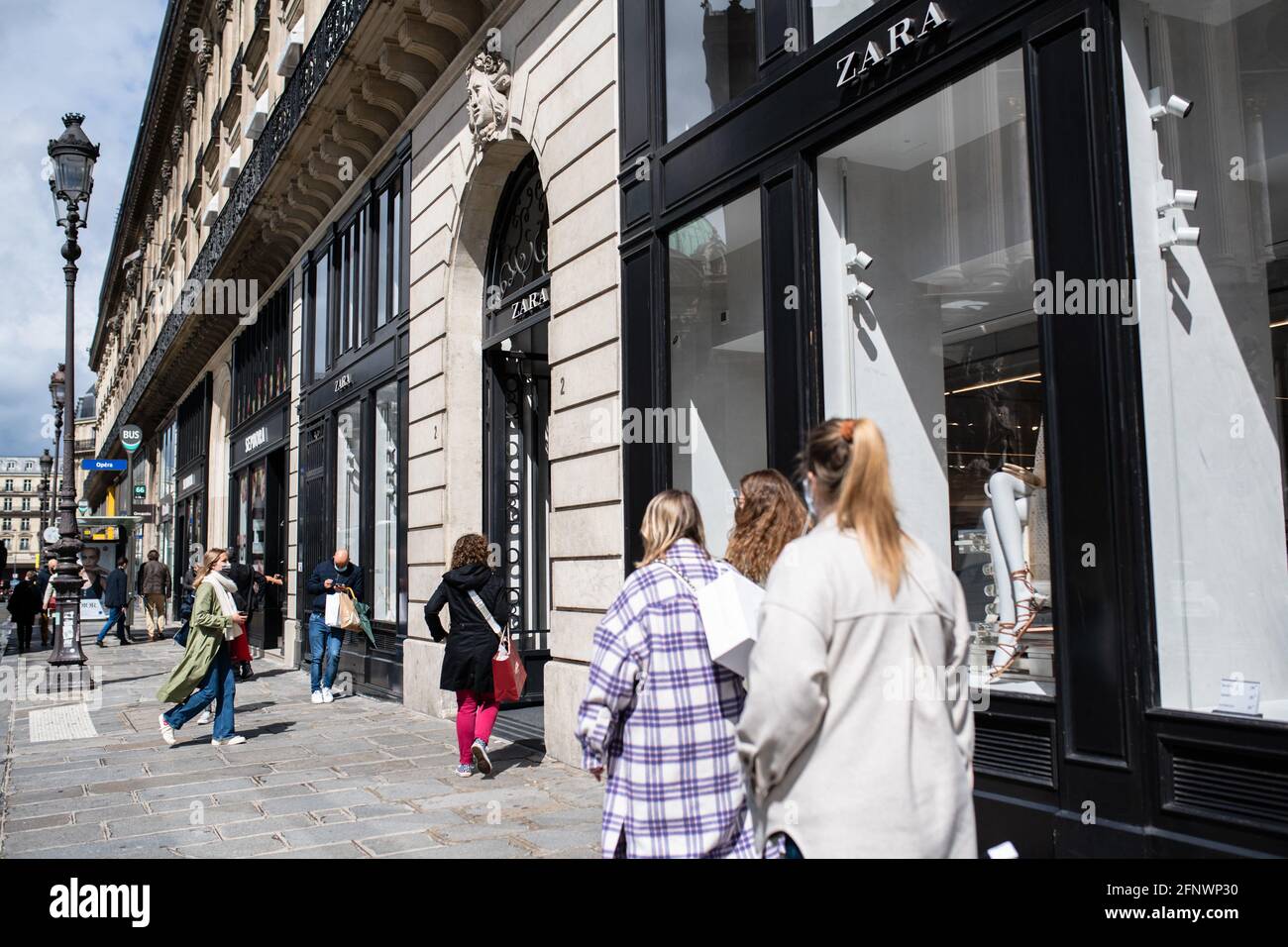 Paris france zara hi-res stock photography and images - Page 4 - Alamy