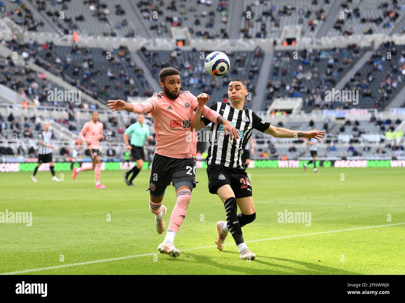 Sheffield United's Jayden Bogle (left) and Newcastle United's Miguel Almiron battle for the ball in front of socially distanced fans during the Premier League match at St. James' Park, Newcastle upon Tyne. Picture date: Wednesday May 19, 2021. Stock Photo