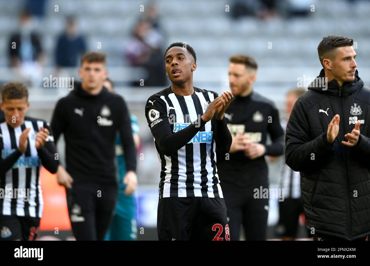 Newcastle United's Joe Willock applauds the fans after the Premier League match at St. James' Park, Newcastle upon Tyne. Picture date: Wednesday May 19, 2021. Stock Photo