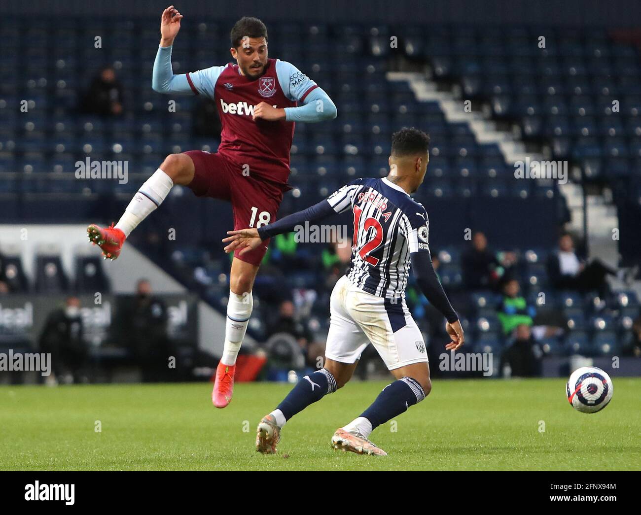 West Ham United's Pablo Fornals (left) and West Bromwich Albion's Matheus Pereira battle for the ball during the Premier League match at The Hawthorns, West Bromwich. Picture date: Wednesday May 19, 2021. Stock Photo
