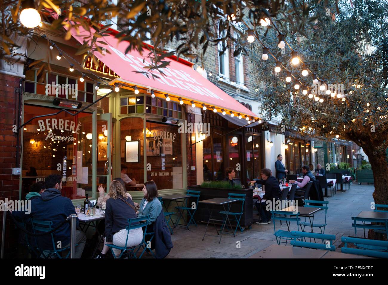 Clapham, London, 19 May 2021: Despite Stage 3 regulations allowing indoor dining, when the weather permits it diners often prefer to remain outdoors where good ventilation reduces the risk of coronavirus transmission. Anna Watson/Alamy Live News Stock Photo