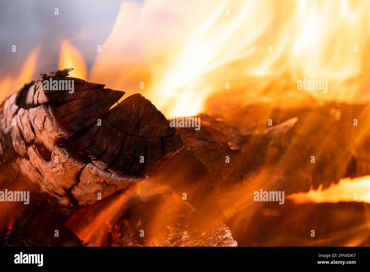 Warm wood logs burning brightly hi-res stock photography and images - Alamy
