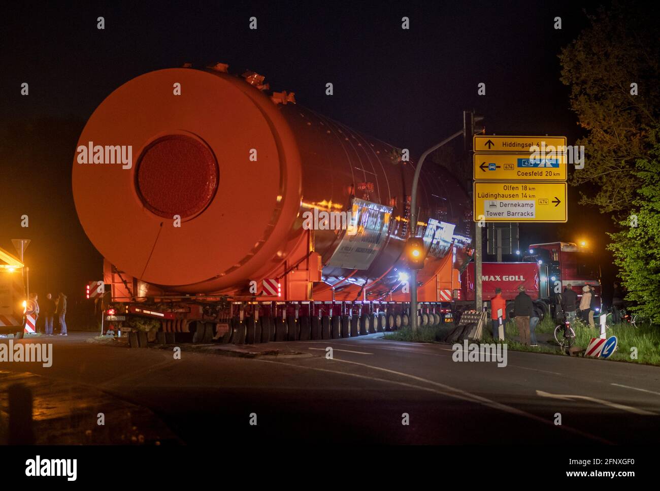 19 May 21 North Rhine Westphalia Dulmen A Heavy Transporter Loaded With A So Called Autoclave A Huge Pressure Vessel Turns The First Corner Shortly After Take Off The Transport Leads To A Canal Port