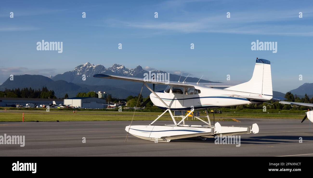 Small airplanes parked hi-res stock photography and images - Alamy