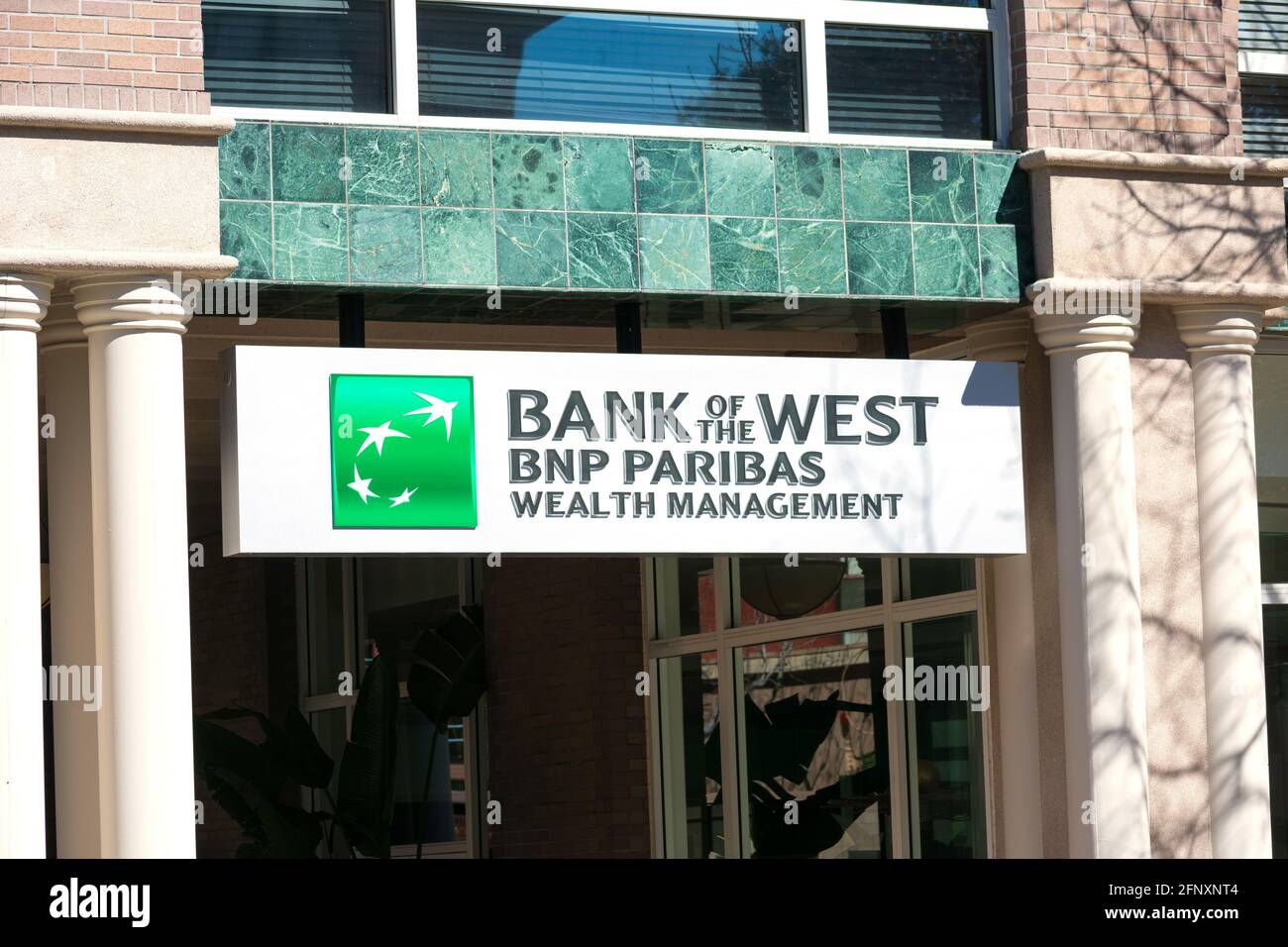 Bank of the West BNP Paribas Wealth Management sign, logo on the branch office facade. - Palo Alto, California, USA - 2021 Stock Photo
