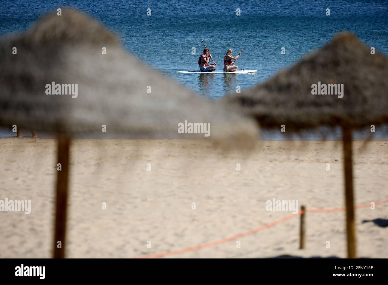 Lisbon. 19th May, 2021. People take kayaks in Cascais, Portugal on May 19, 2021. British vacationers began arriving in large numbers in Portugal after governments of the two countries eased their COVID-19 pandemic travel restrictions. Credit: Pedro Fiuza/Xinhua/Alamy Live News Stock Photo