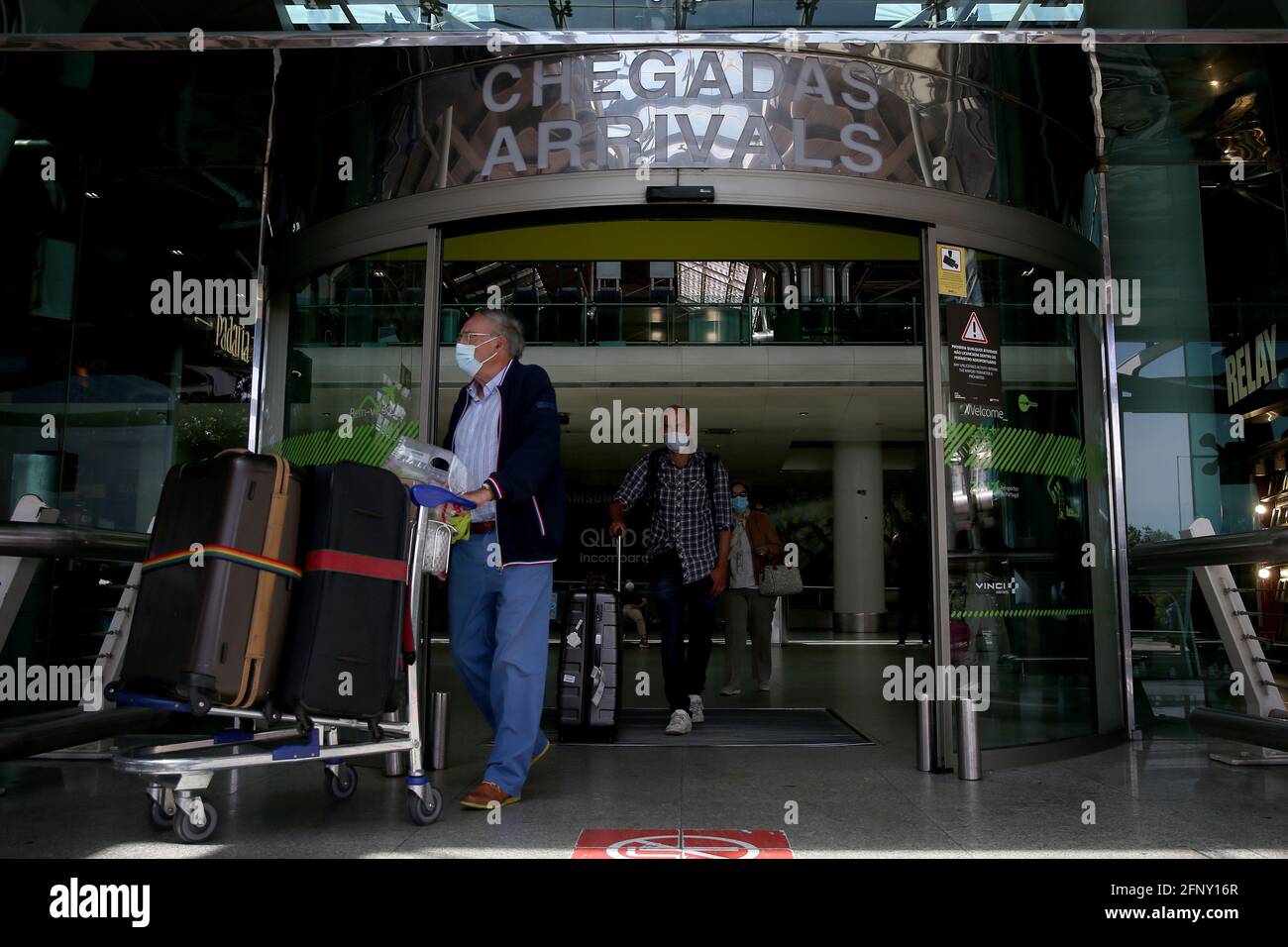 Lisbon. 19th May, 2021. Passengers arrive at Lisbon airport in Portugal on May 19, 2021. British vacationers began arriving in large numbers in Portugal after governments of the two countries eased their COVID-19 pandemic travel restrictions. Credit: Pedro Fiuza/Xinhua/Alamy Live News Stock Photo