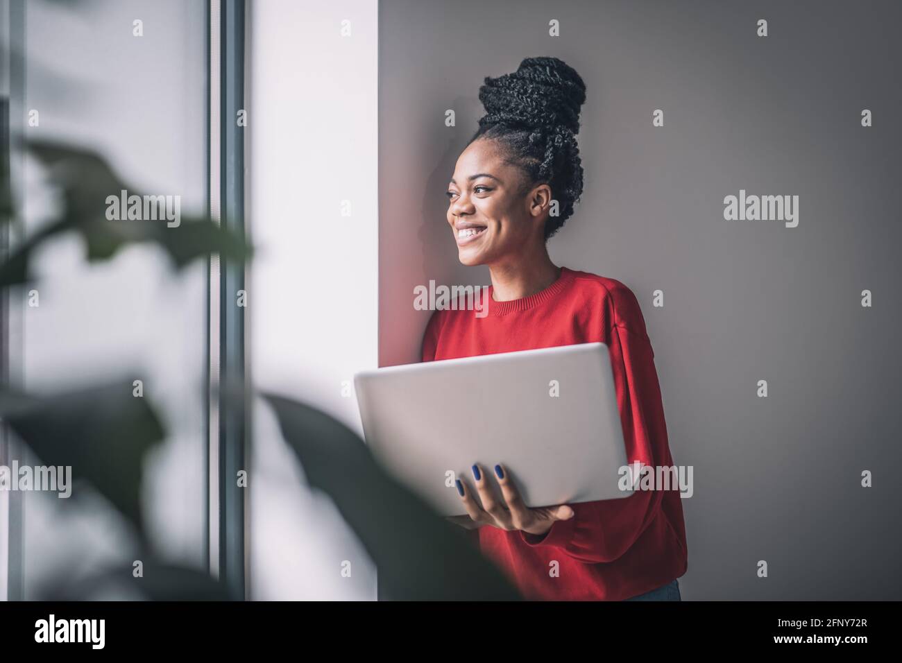 Positive black woman working hi-res stock photography and images - Alamy