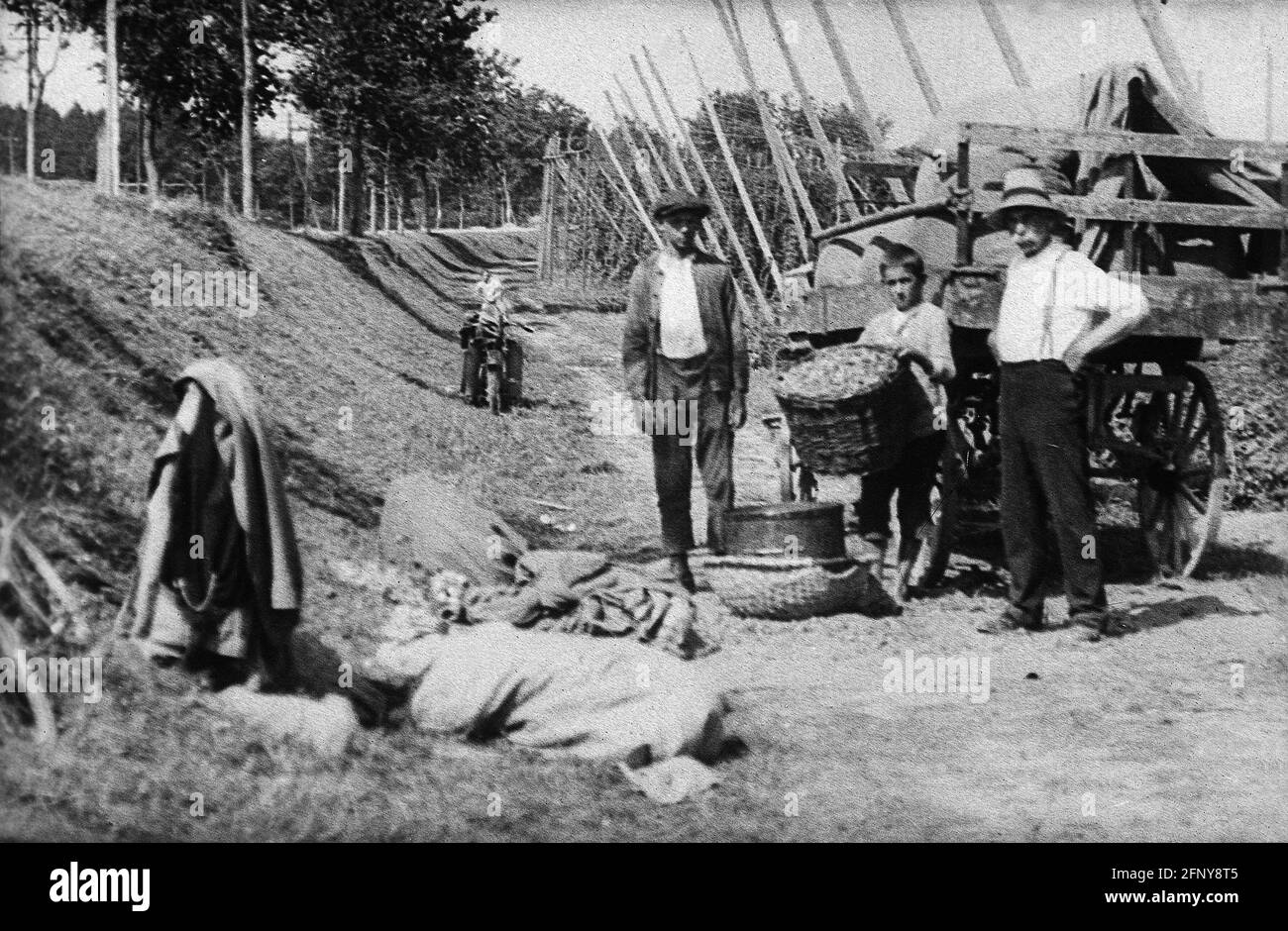 1930s farmer hi-res stock photography and images - Alamy