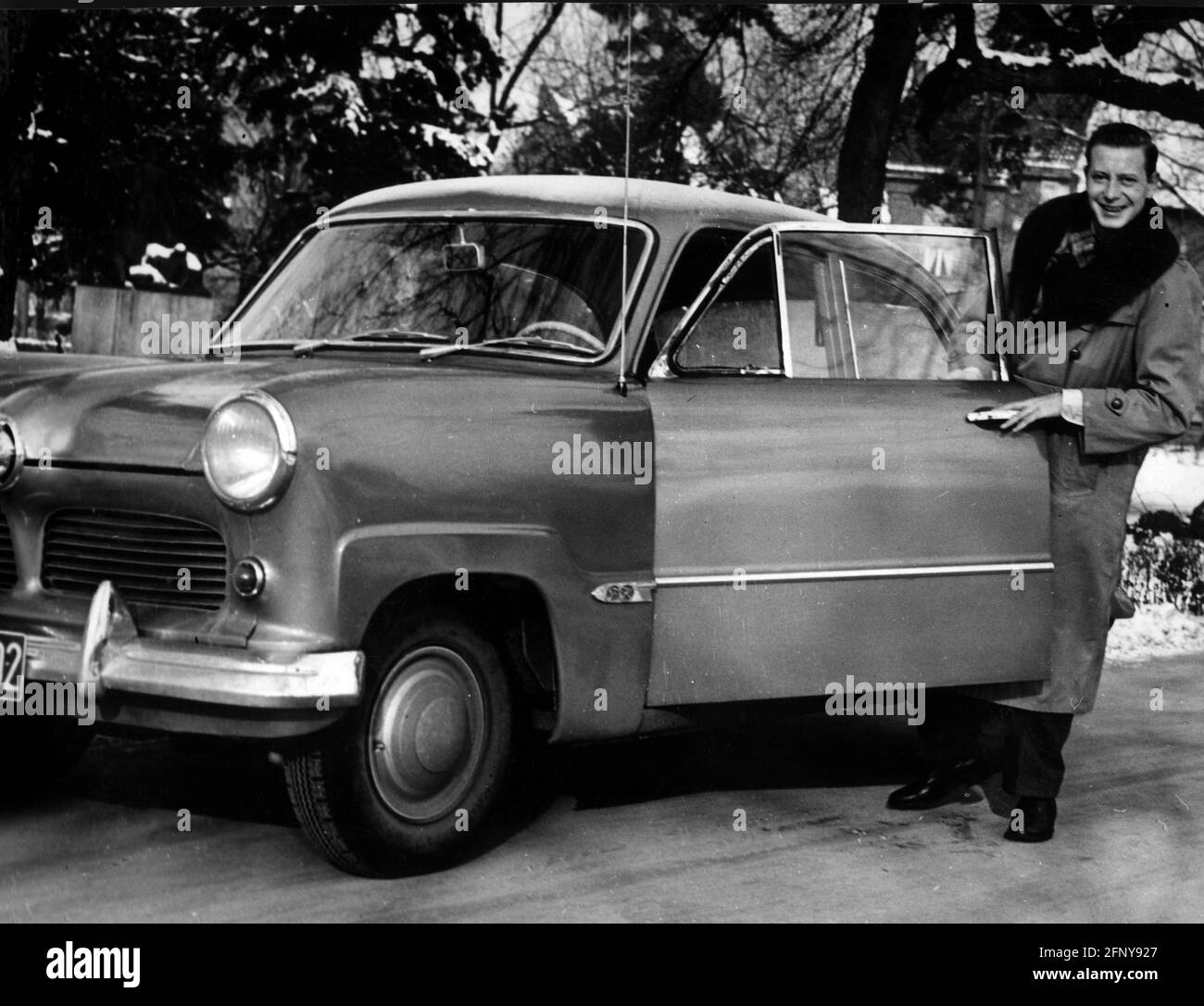 Borsche, Dieter, 25.10.1909 - 8.5.1982, German actor, half length, with his car, 1950s, ADDITIONAL-RIGHTS-CLEARANCE-INFO-NOT-AVAILABLE Stock Photo