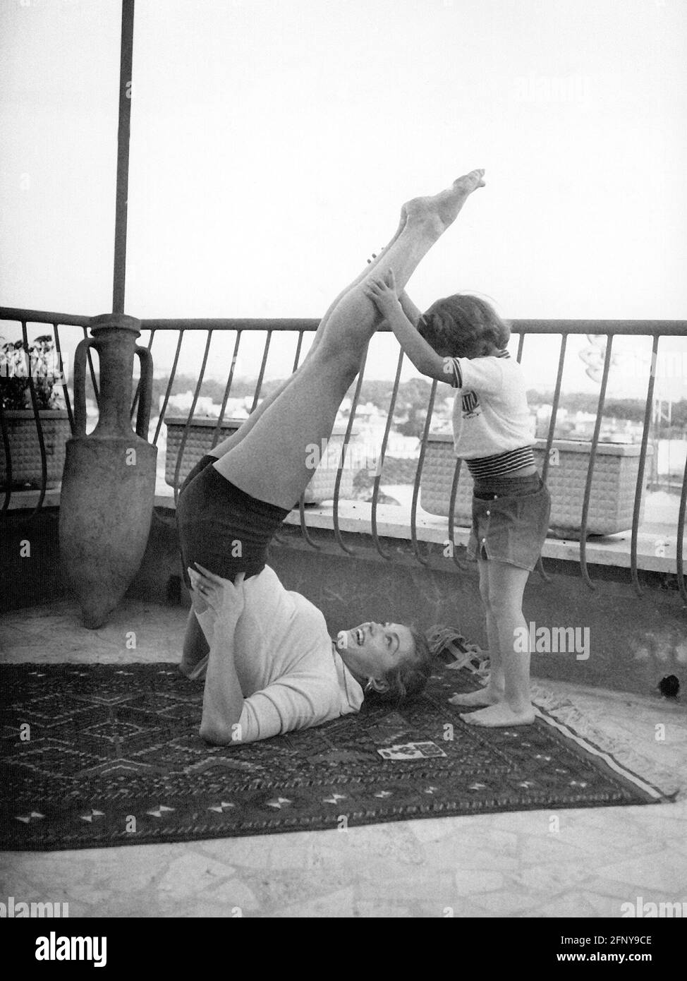 Williams, Esther  8.8.1923 - 6.6.2013, american actress, child, gymnastic, gym, 1950s, 50s, ADDITIONAL-RIGHTS-CLEARANCE-INFO-NOT-AVAILABLE Stock Photo