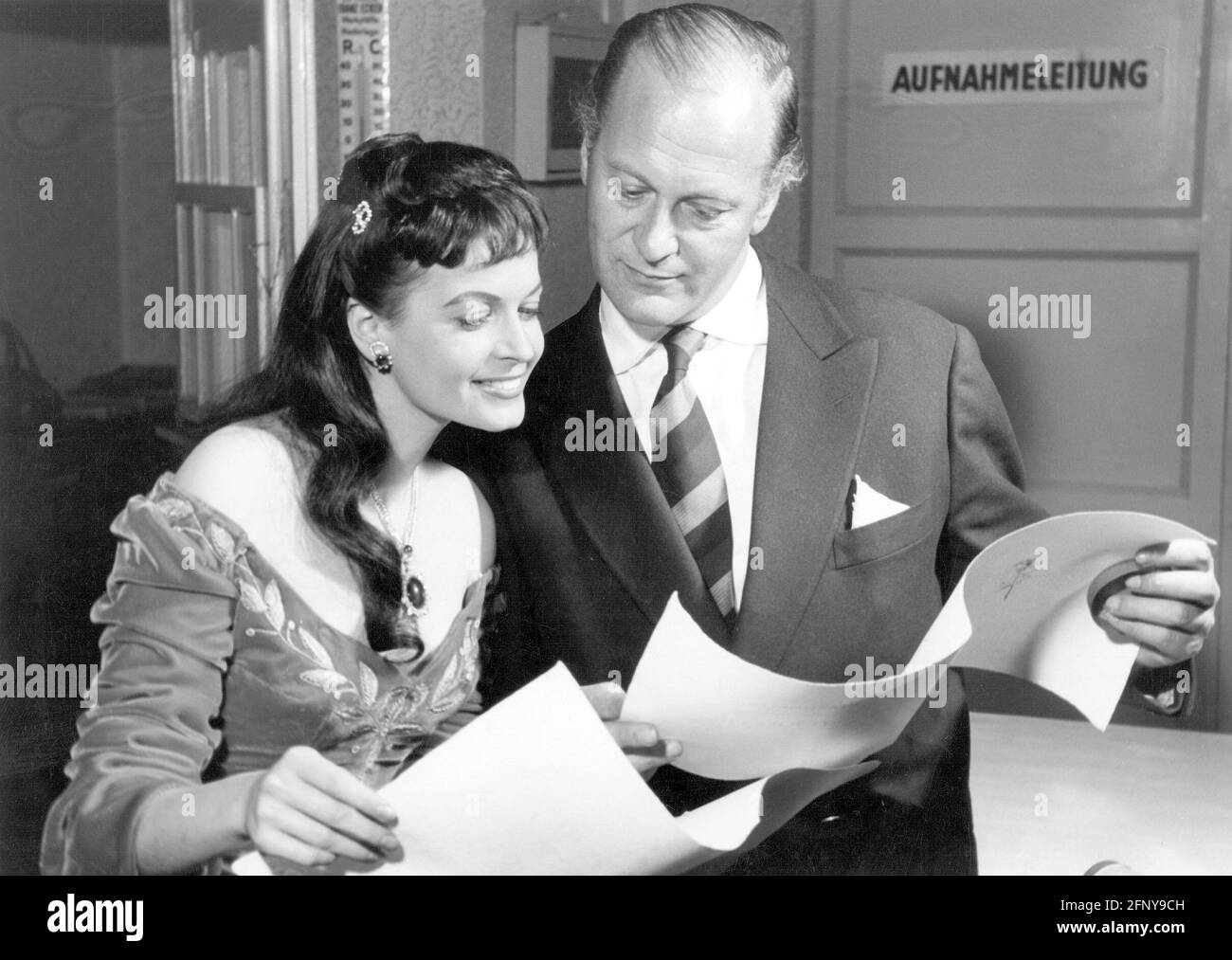 Juergens, Curd, 13.12.1915 - 18.6.1982, German actor, half length, with his wife Eva Bartok, ADDITIONAL-RIGHTS-CLEARANCE-INFO-NOT-AVAILABLE Stock Photo