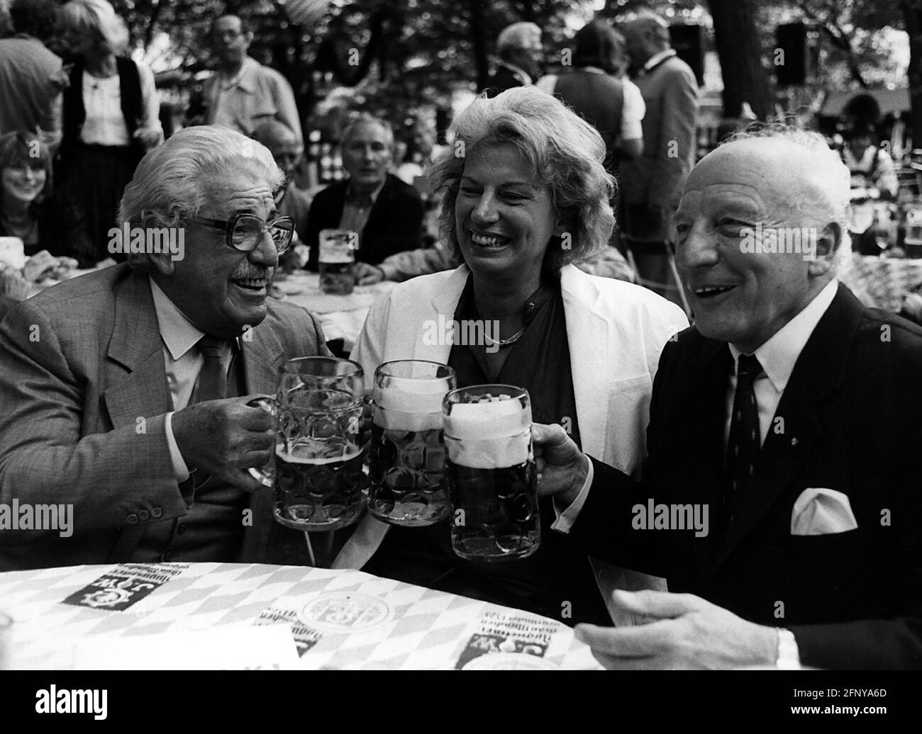 Millowitsch, Willy, 8.1.1909, - 20.9.1999, German actor, half length, with Walter Scheel and his wife, ADDITIONAL-RIGHTS-CLEARANCE-INFO-NOT-AVAILABLE Stock Photo