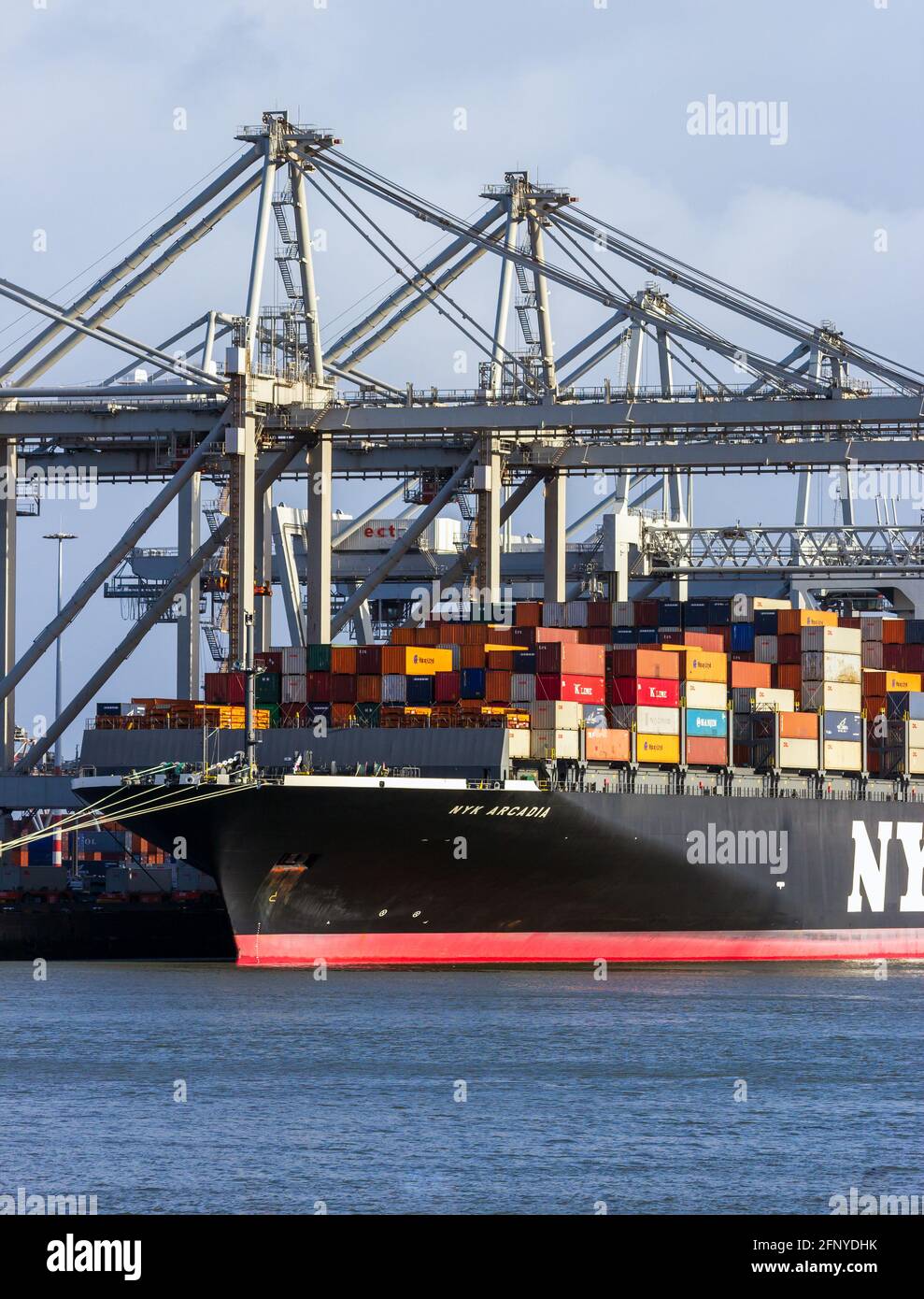 Unloading shipping containers hi-res stock photography and images - Alamy