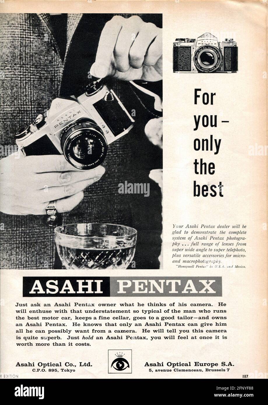Asahi Pentax camera. Vintage old print advertisement from Photography Annual 1965 Stock Photo