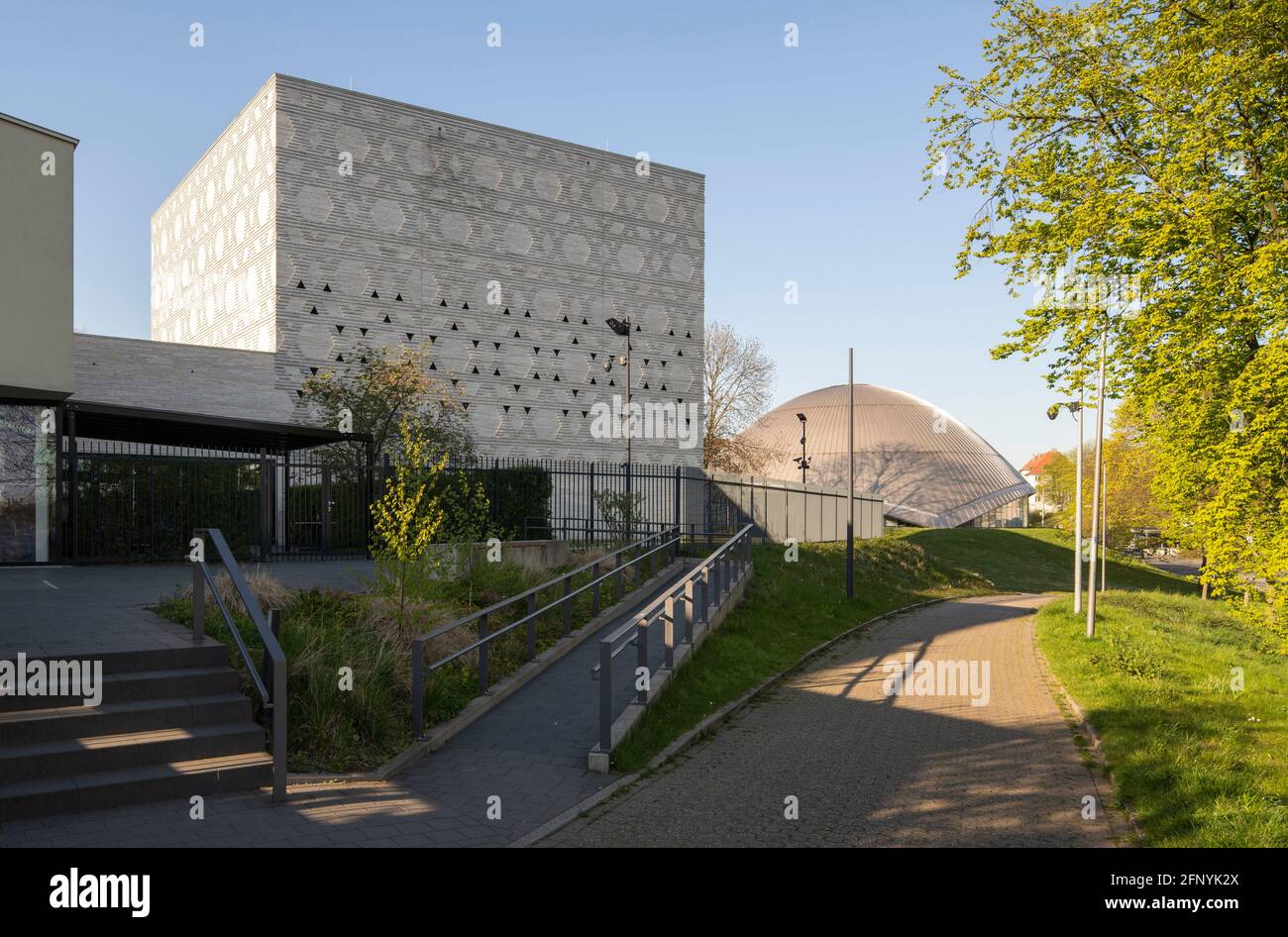 Bochum, Neue Synagoge und jüdisches Gemeindezentrum, 2005 bis 2007 unter der Leitung des Architekturbüros Peter Schmitz erbaut, rechts das Zeiss-Plane Stock Photo