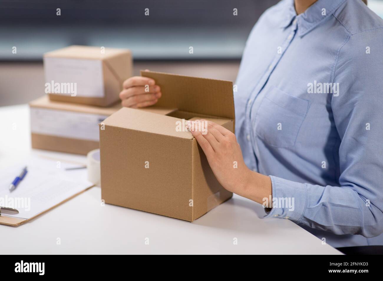 Business people packing box parcel hi-res stock photography and images ...