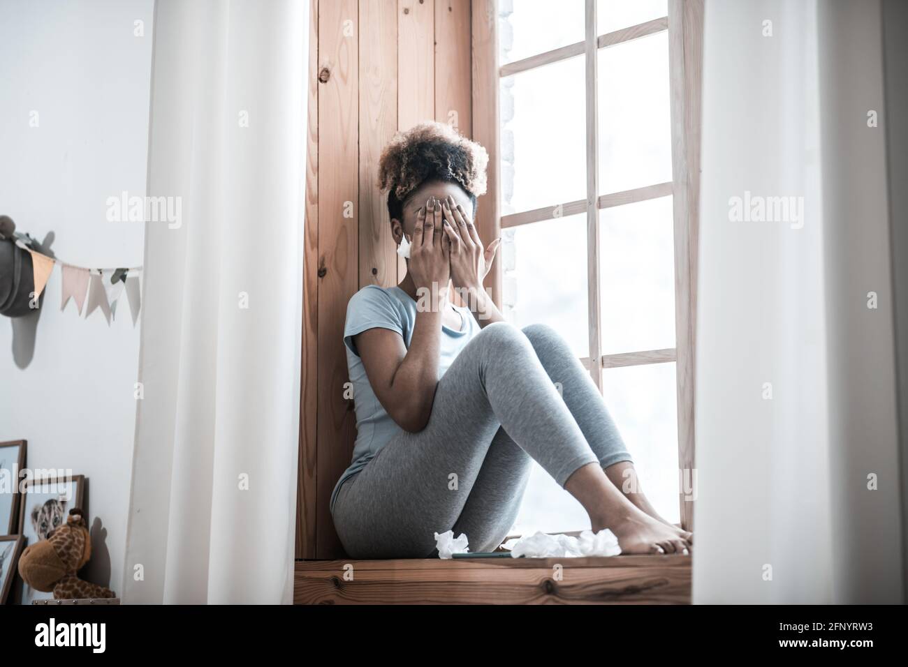 Hands covering face crying woman hi-res stock photography and images ...