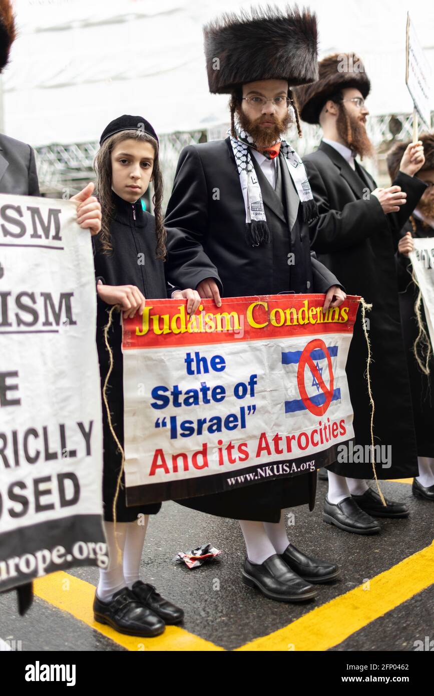 Portrait of orthodox Haredi Jews standing in solidarity with 'Free Palestine' protest, London, 15 May 2021 Stock Photo