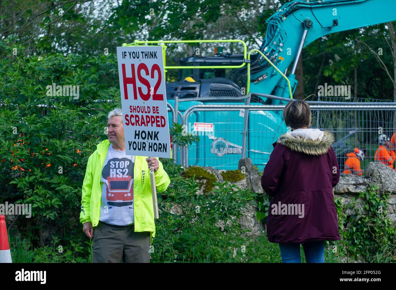 Aylesbury, Buckinghamshire, UK. 19th May, 2021. Local residents and Stop HS2 campaigners were peacefully protesting in Aylesbury today against the High Speed 2 rail which is causing a huge amount of destruction throughout Buckinghamshire. The protesters were getting a lot of support from passing drivers as they hooted their horns for HS2 to be scrapped. Credit: Maureen McLean/Alamy Stock Photo