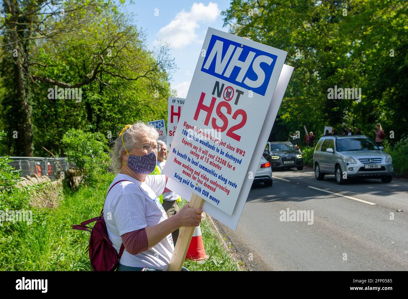 Aylesbury, Buckinghamshire, UK. 19th May, 2021. Local residents and Stop HS2 campaigners were peacefully protesting in Aylesbury today against the High Speed 2 rail which is causing a huge amount of destruction throughout Buckinghamshire. The protesters were getting a lot of support from passing drivers as they hooted their horns for HS2 to be scrapped. Credit: Maureen McLean/Alamy Stock Photo