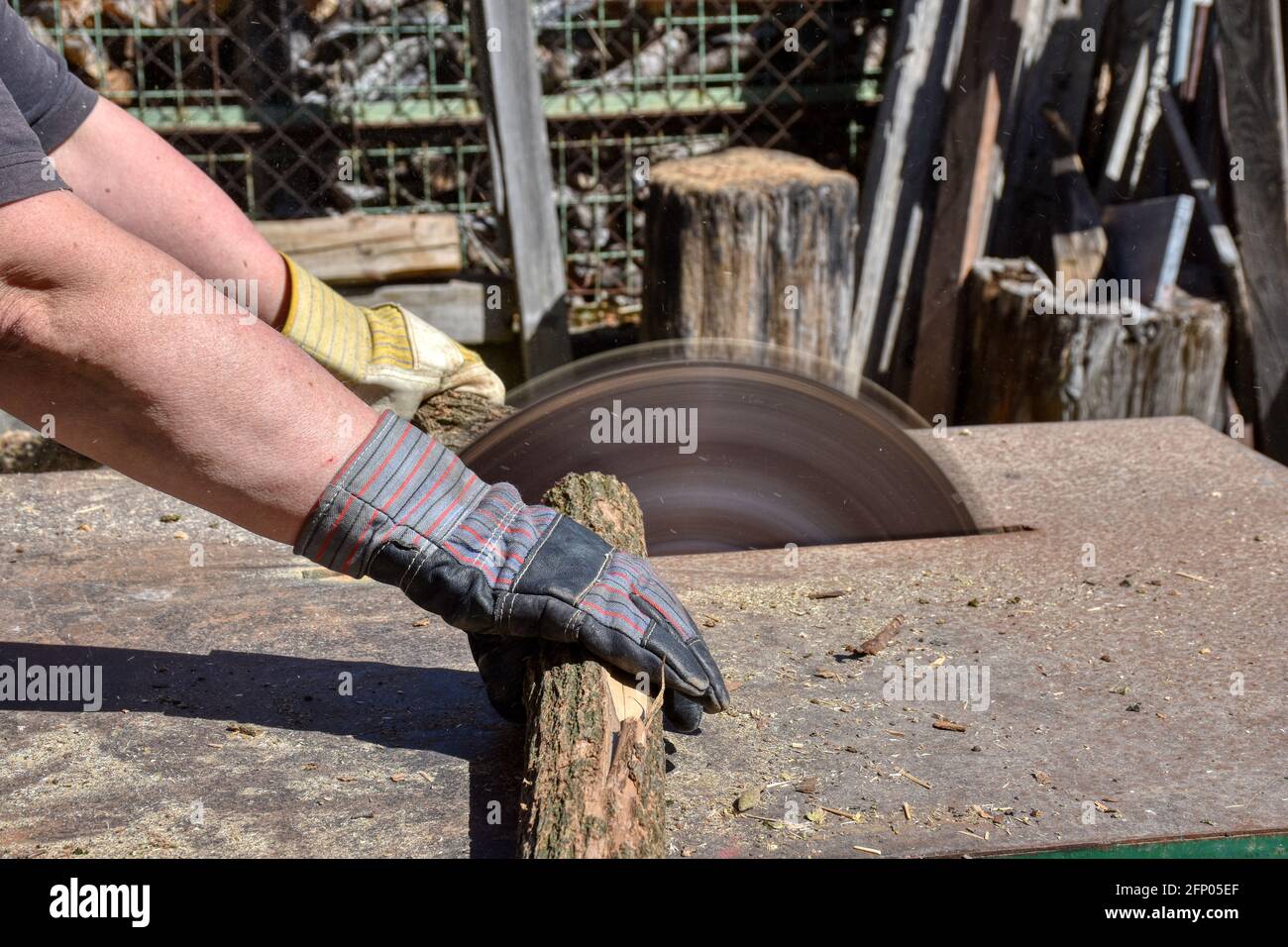 Kreissäge, Säge, Arbeitsplatte, Stahlplatte, Hand, Schutzhandschuh, drehen, Holz, Ast, Hand, Schutzhandschuh, Arbeitshandschuh, Handschuh, schneiden, Stock Photo