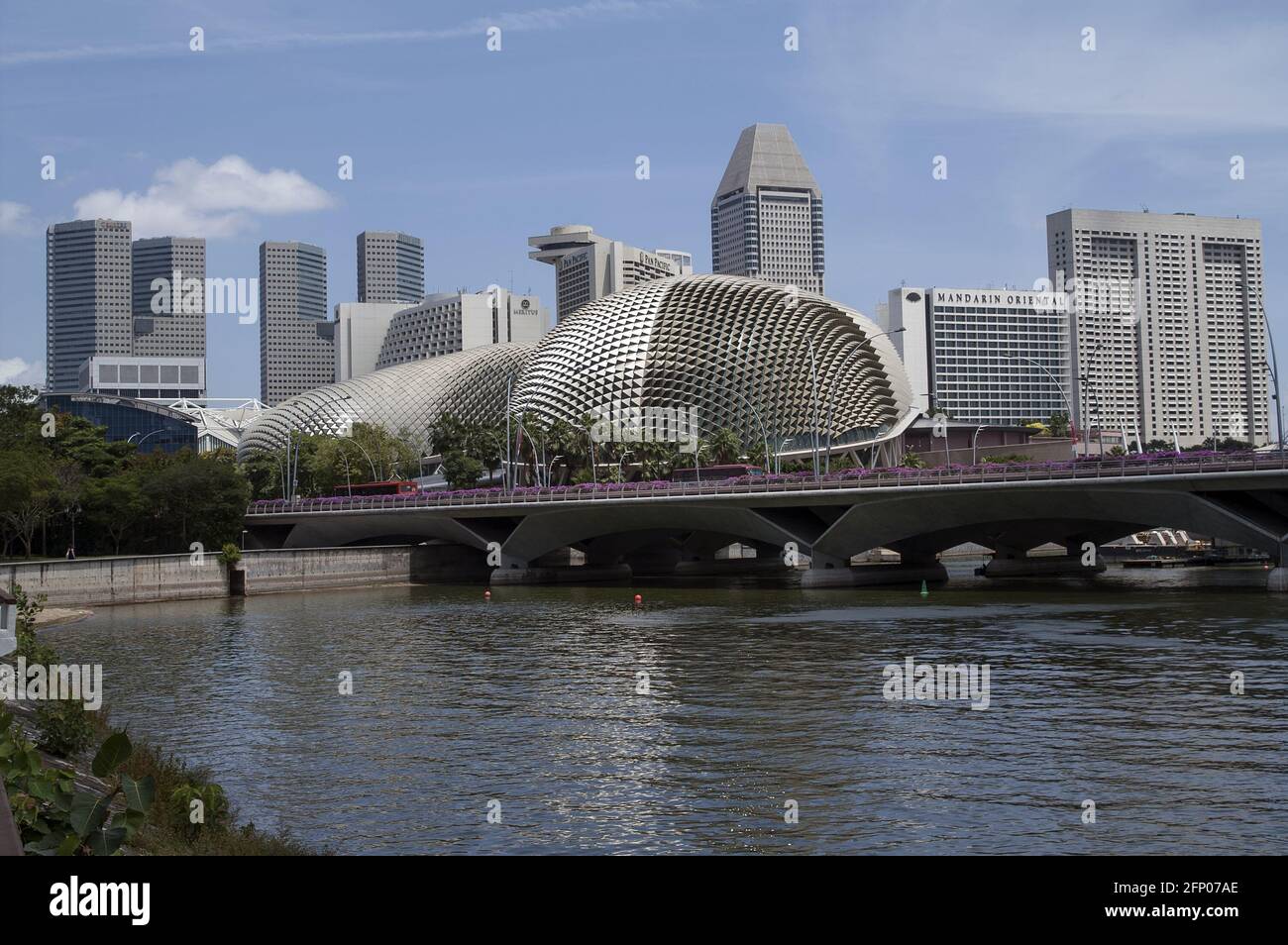 Singapore, Singapur, Asia, Asien; Esplanade – Theatres on the Bay; 濱海藝術中心 nowoczesna architektura, sala koncertowa, rzeka i most, miasto, wieżowce Stock Photo