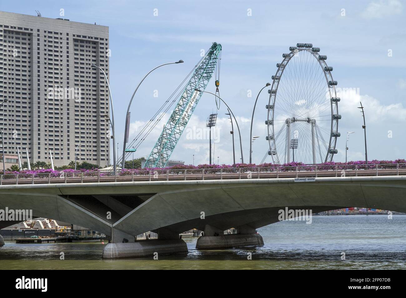 Singapore, Singapur, Asia, Asien; Singapore Flyer; Ferris wheel; Riesenrad; Diabelski młyn; Noria; rueda de la fortuna Stock Photo