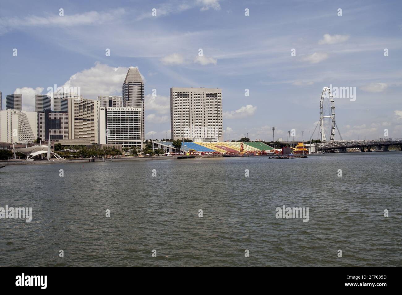 Singapore, Singapur, Asia, Asien; Marina Bay; Singapore Flyer; Ferris wheel; Riesenrad; Diabelski młyn; Noria; rueda de la fortuna Stock Photo
