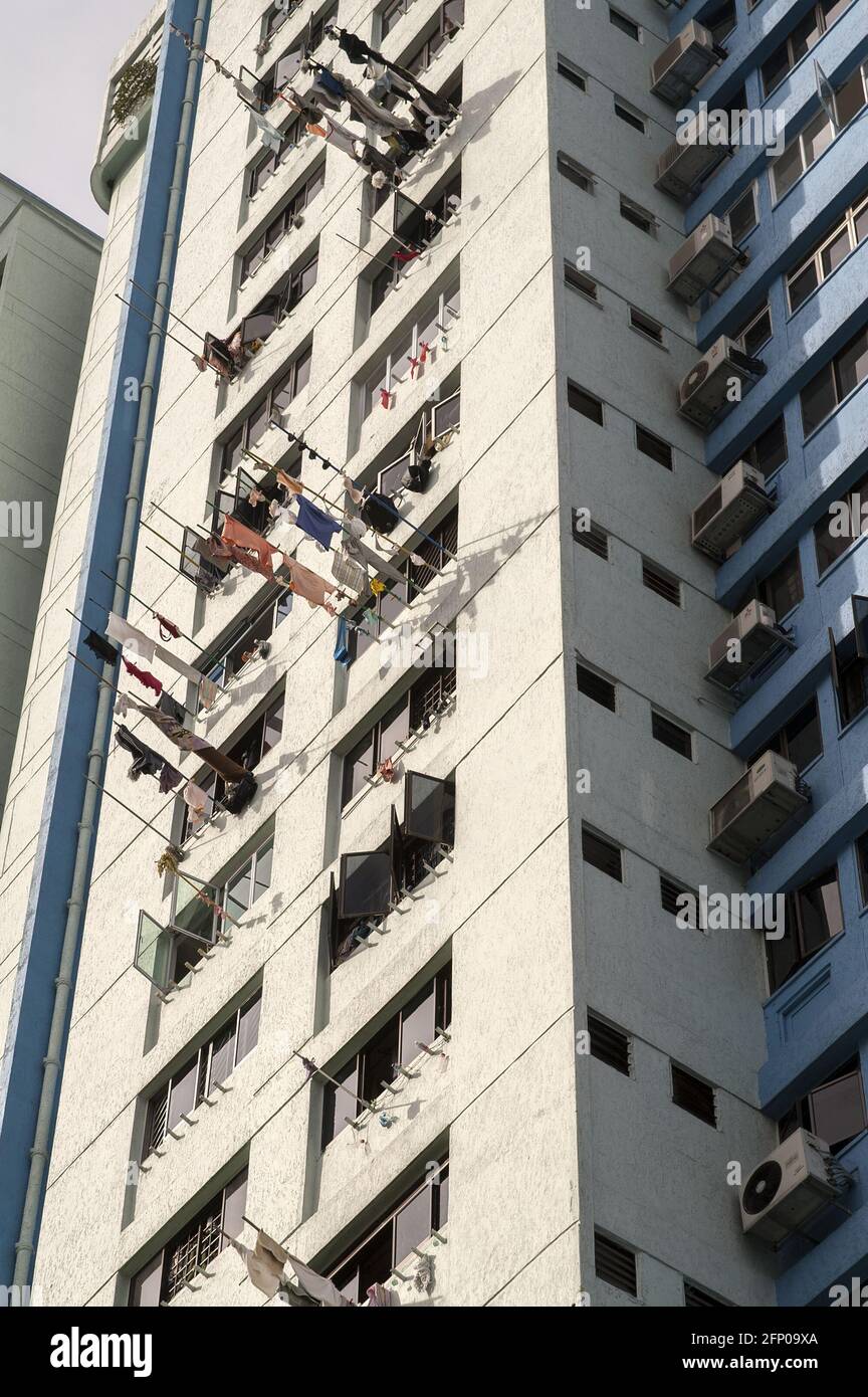 Singapore, Singapur, Asia, Asien; Laundry drying outside the window - a typical view of the residential blocks; Wäschetrocknen vor dem Fenster Stock Photo