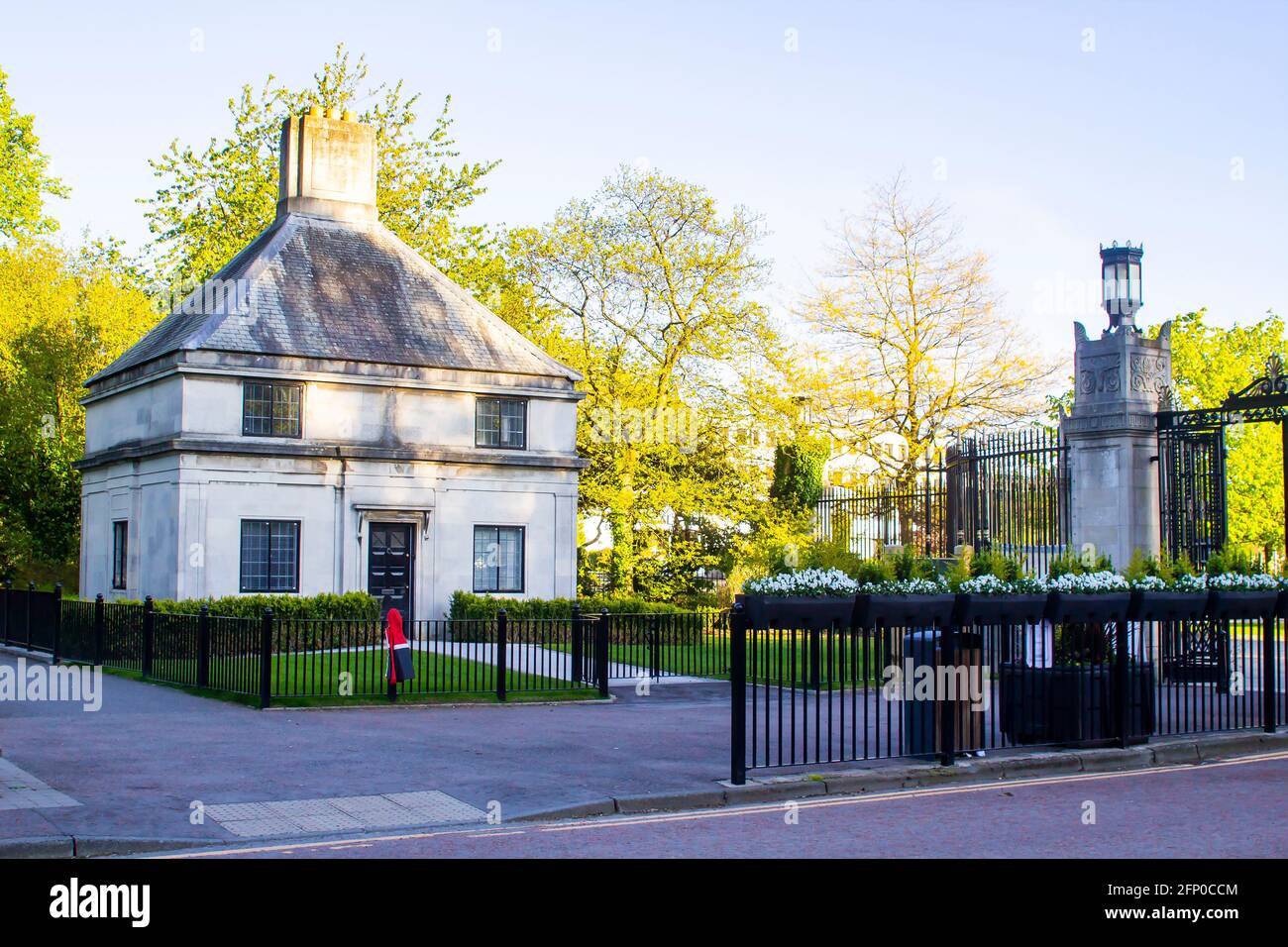 17 May 2021, The small gate lodge built of Portkland Stone, at the entrance to the historic Houses of Parliament building on the Stormont Estate in Ea Stock Photo