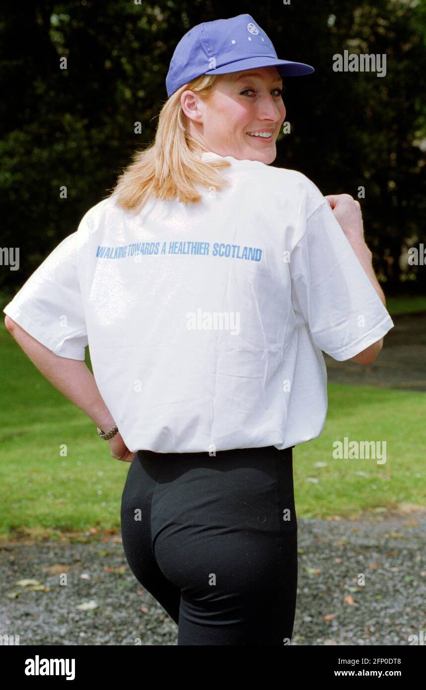 Ali Paton, AKA, Gladiator Siren, promotes Health Education Board For Scotland Great Scottish Walk, June 1998 Stock Photo