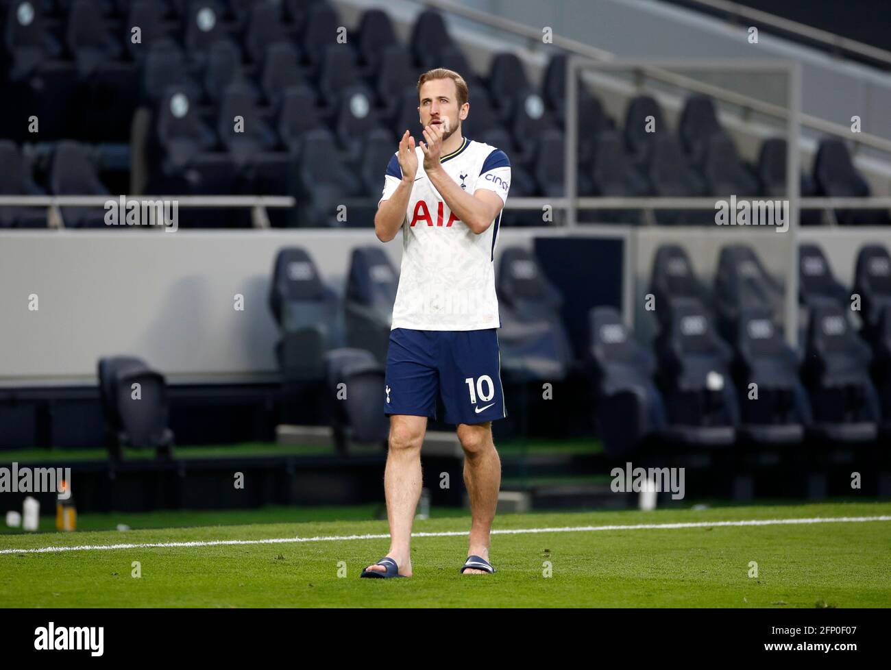 Tottenham Hotspur's Harry Kane applauds the fans after the final whistle during the Premier League match at the Tottenham Hotspur Stadium, London. Picture date: Wednesday May 19, 2021. Stock Photo