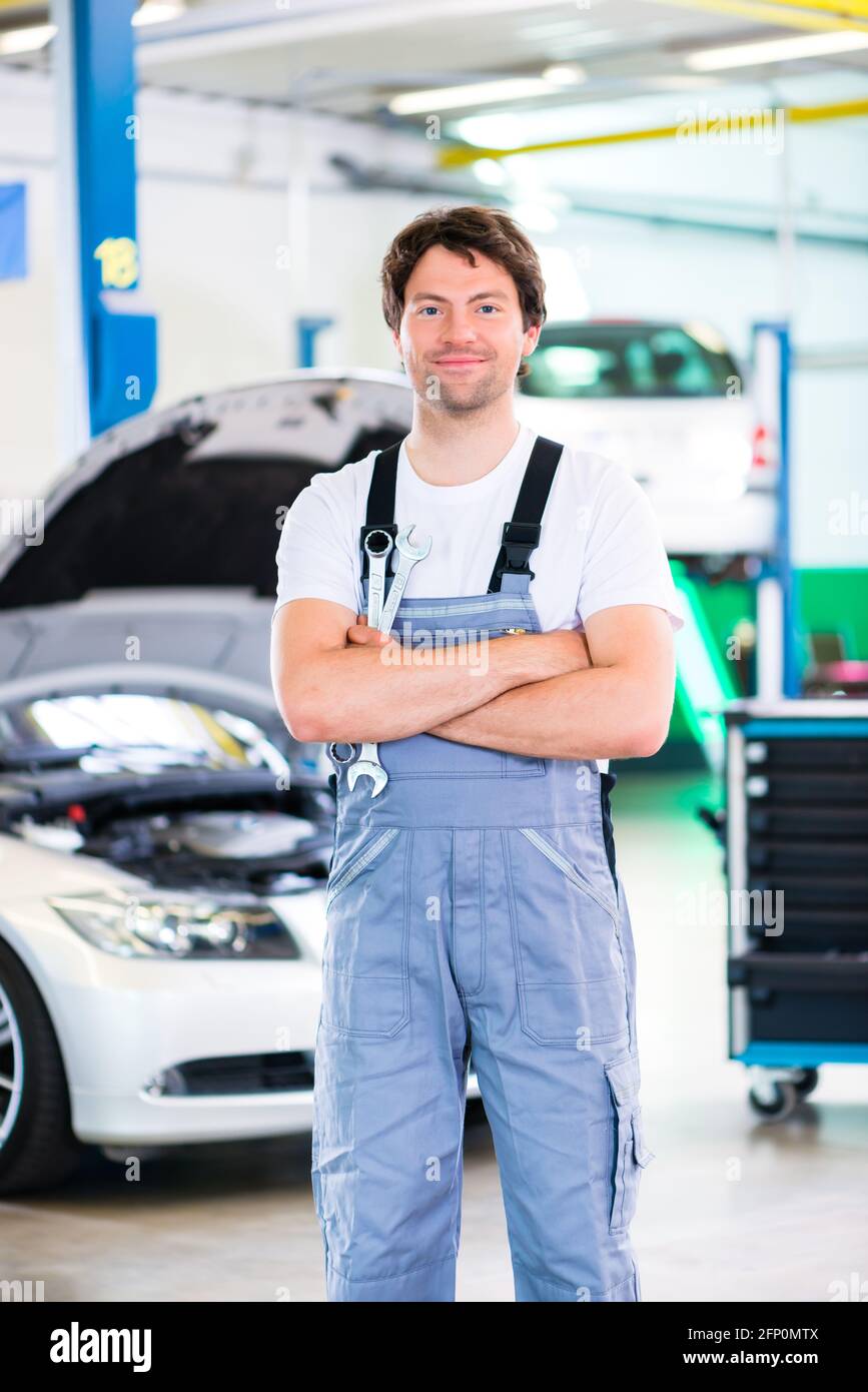Auto mechanic repairing car engine in workshop Stock Photo - Alamy