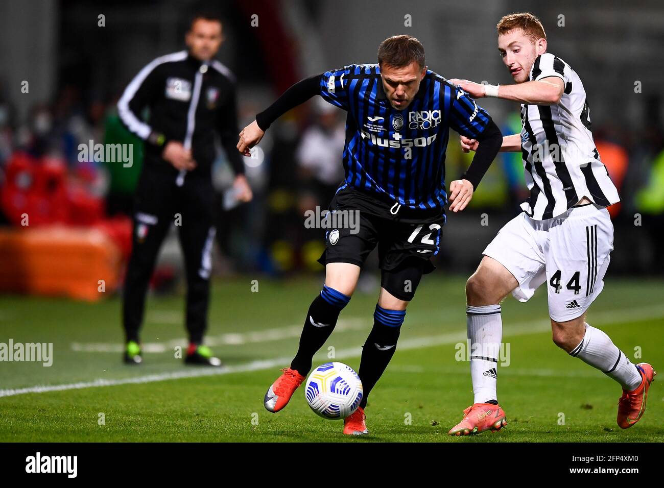 Reggio Emilia, Italy. 19 May 2021. Josip Ilicic (L) of Atalanta BC is challenged by Dejan Kulusevski of Juventus FC during the TIMVISION Cup final football match between Atalanta BC and Juventus FC. Credit: Nicolò Campo/Alamy Live News Stock Photo