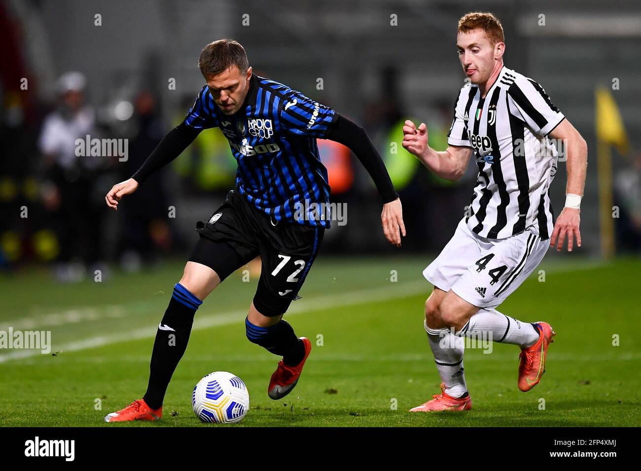 Reggio Emilia, Italy. 19 May 2021. Josip Ilicic (L) of Atalanta BC is challenged by Dejan Kulusevski of Juventus FC during the TIMVISION Cup final football match between Atalanta BC and Juventus FC. Credit: Nicolò Campo/Alamy Live News Stock Photo