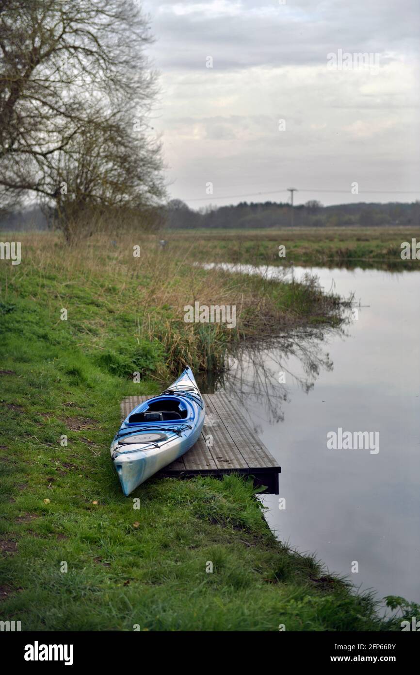 solitary canoe on wooden portage point river waveney, suffolk side, ellingham norfollk, england Stock Photo