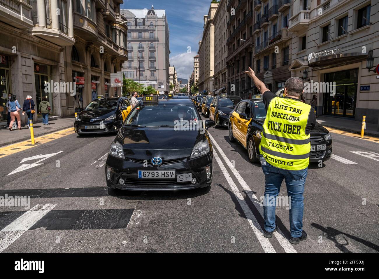 Barcelona, Spain. 20th May, 2021. Tito Álvarez, leader and spokesman for  the taxi drivers, seen directing the slow march on Vía Lietana.Unions and  taxi groups have demonstrated with a slow march of