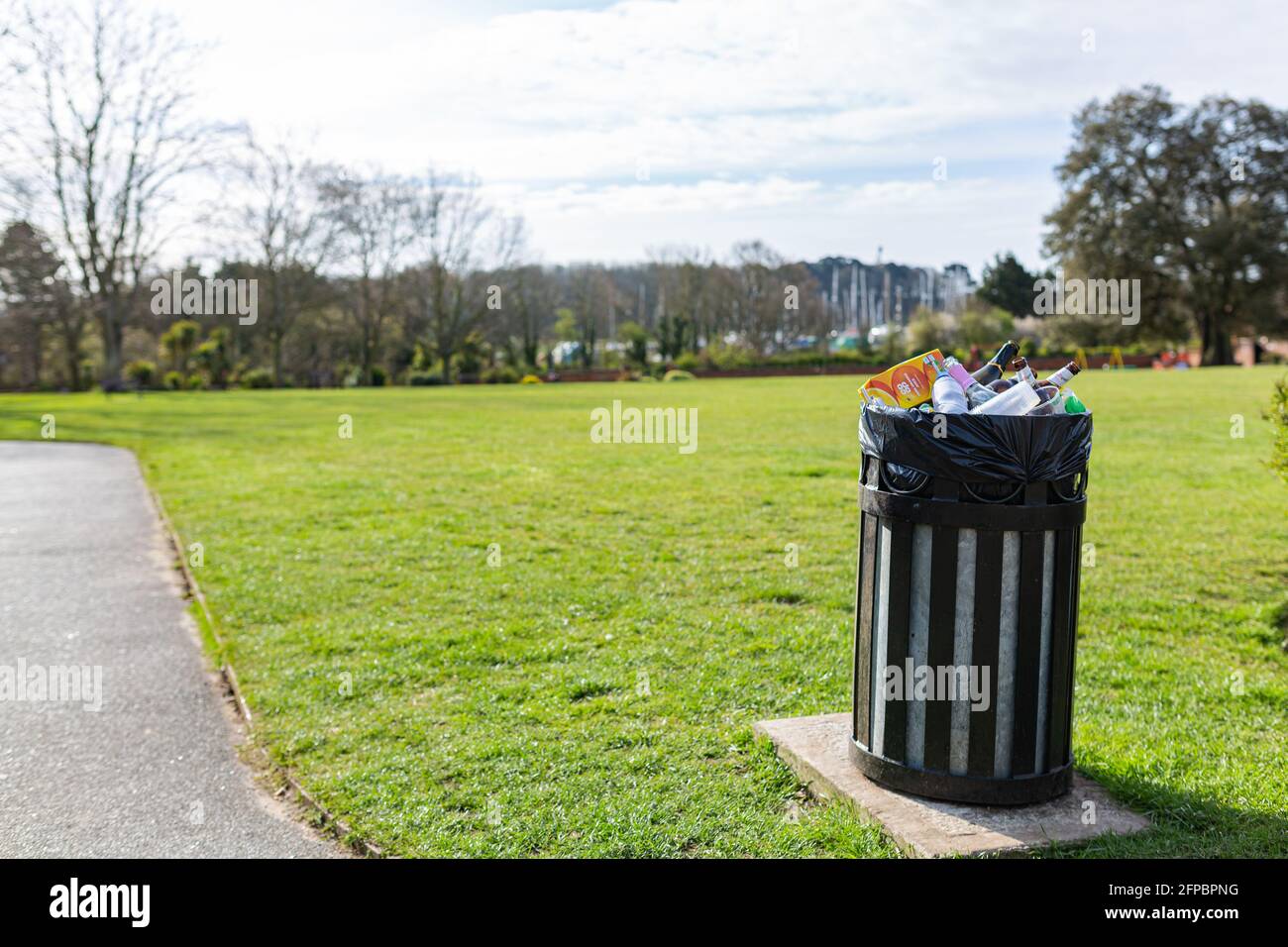 Throw garbage in bin hires stock photography and images Alamy