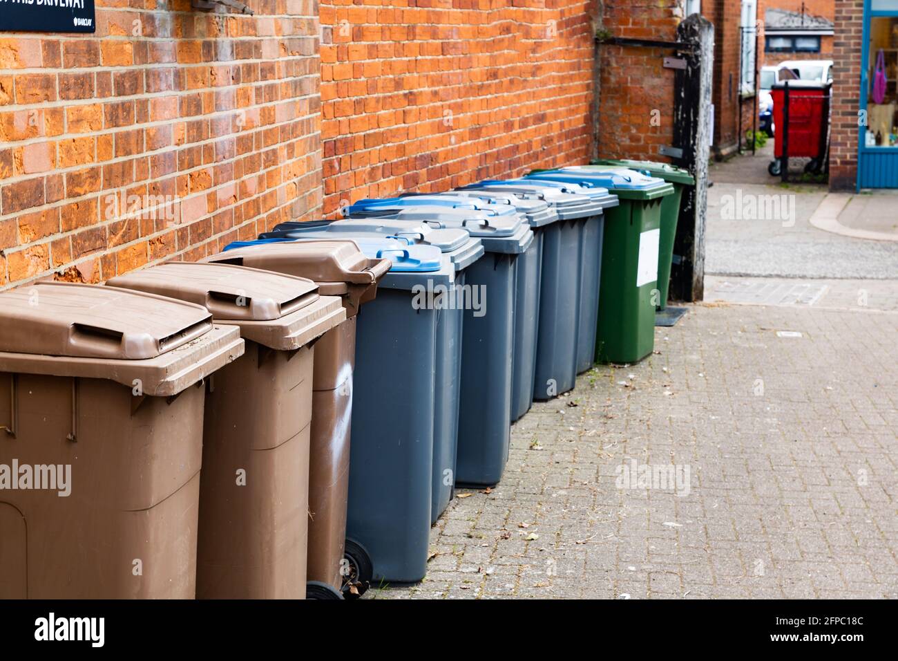 Wheelie bins garden hires stock photography and images Alamy