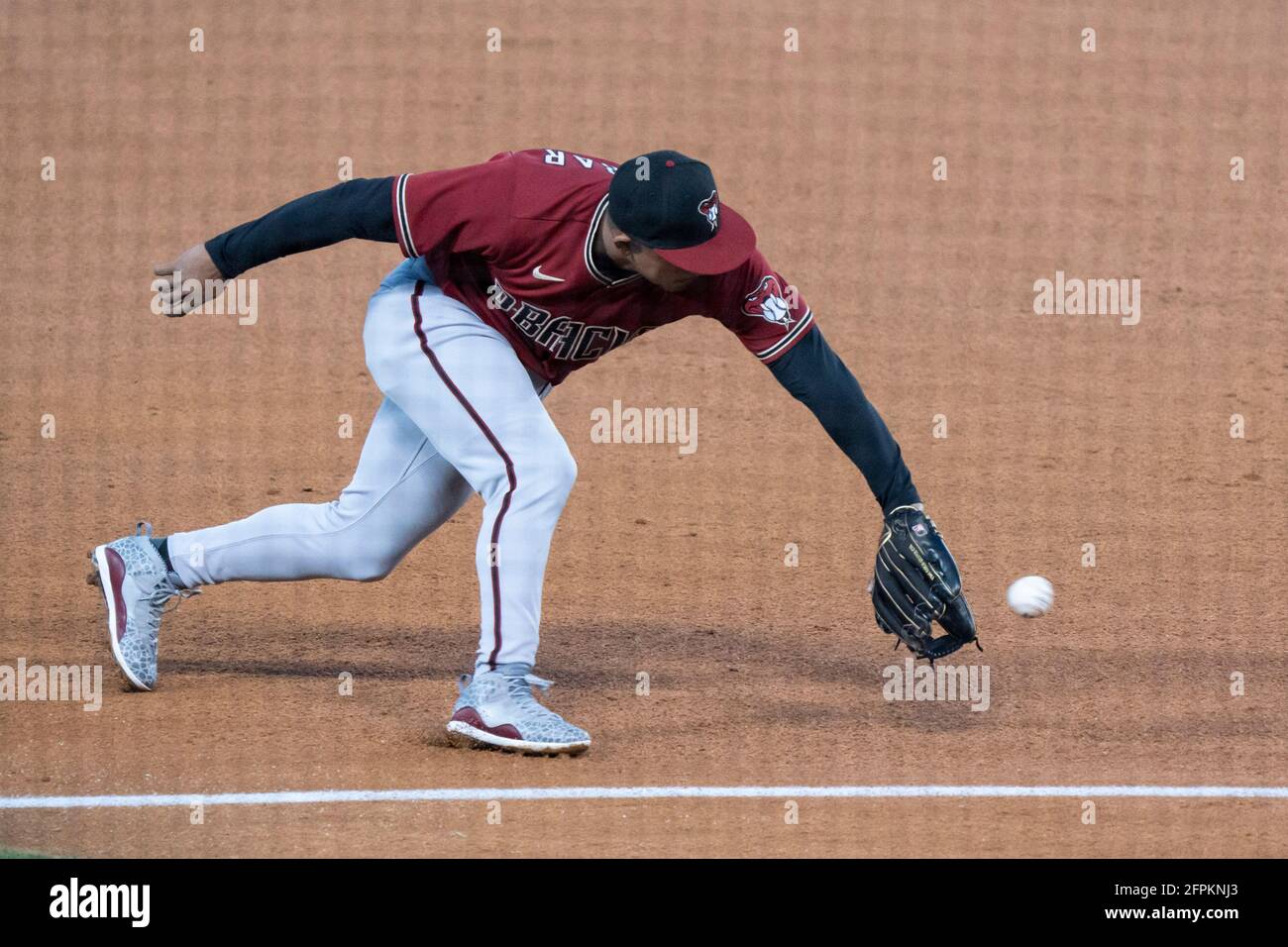 Diamondbacks' Eduardo Escobar bats 5th, plays 3rd, provides laughs