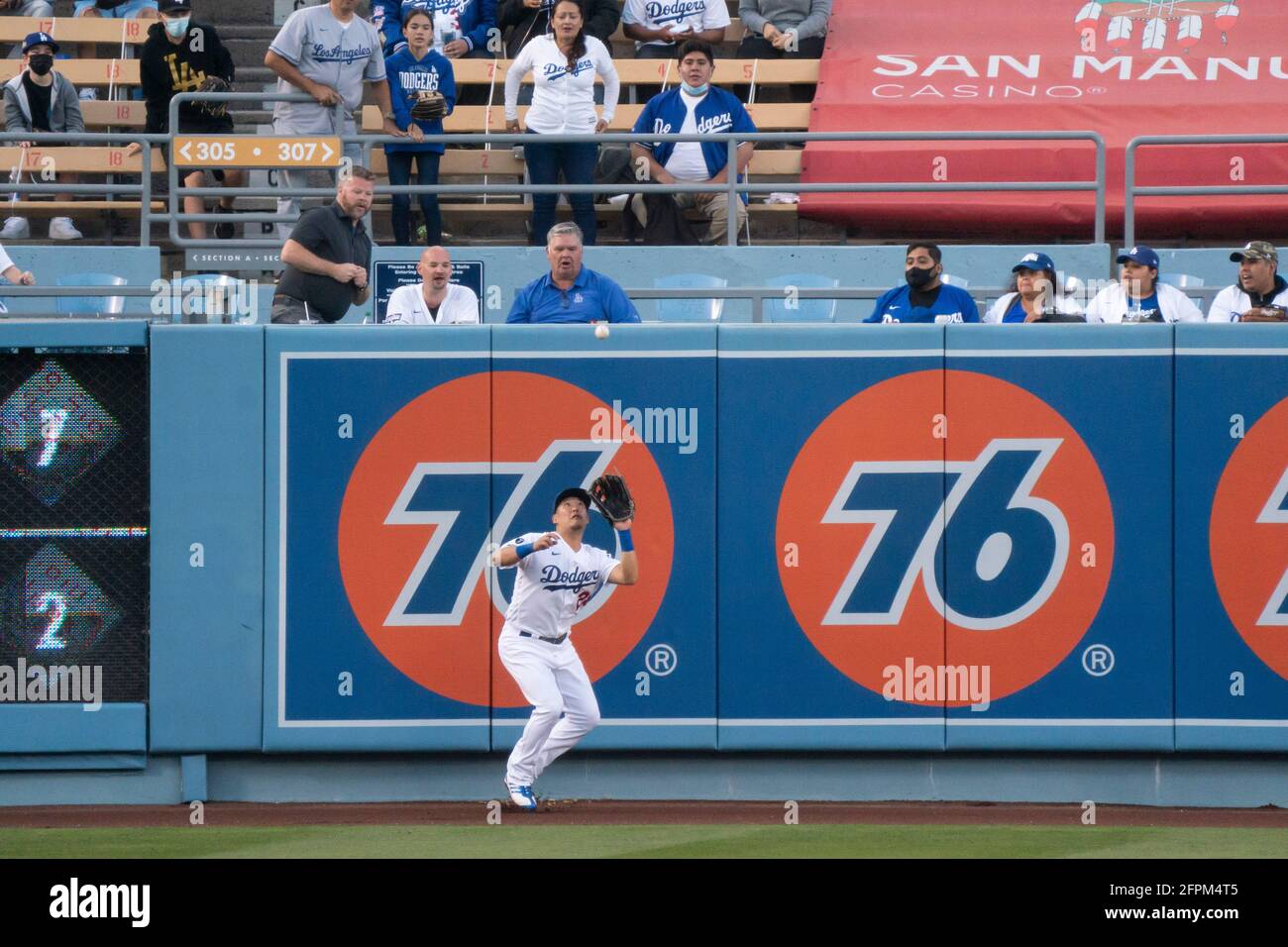 Yoshi Tsutsugo makes Dodgers debut